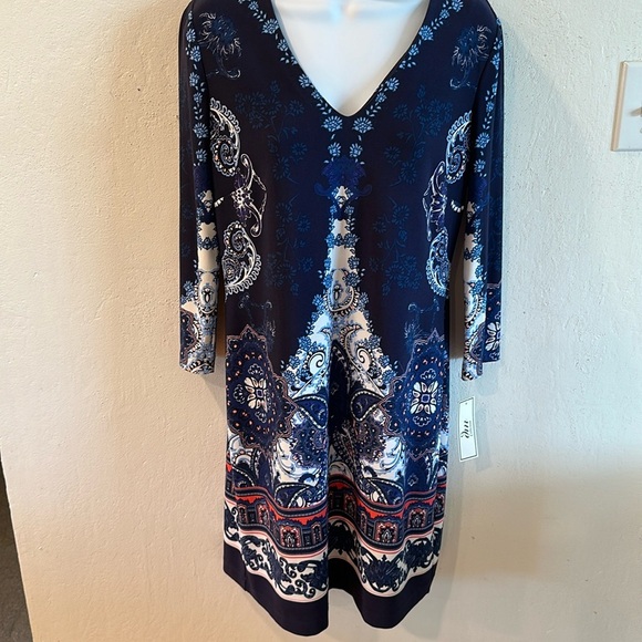 Donna Morgan Dresses & Skirts - Donna Martin navy paisley dress size 6P. V-neck, 3/4 sleeves excellent condition